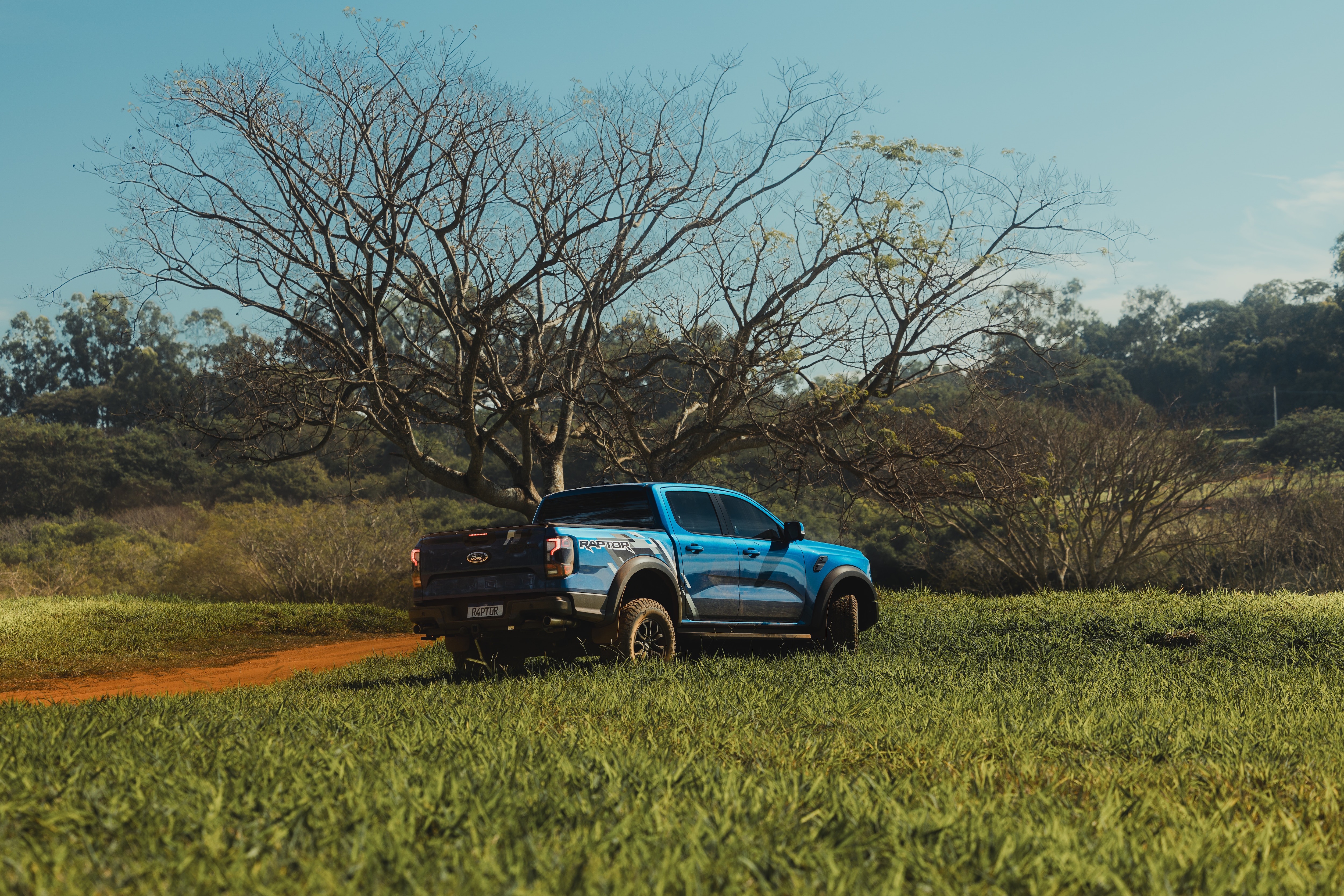 Ford Ranger Raptor azul na pista